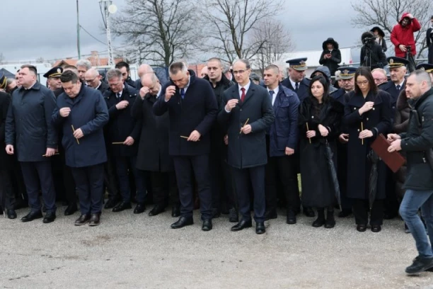 SVEČANOST POVODOM OBELEŽAVANJA DANA DRŽAVNOSTI U ORAŠCU: Obratio se premijer Macut!