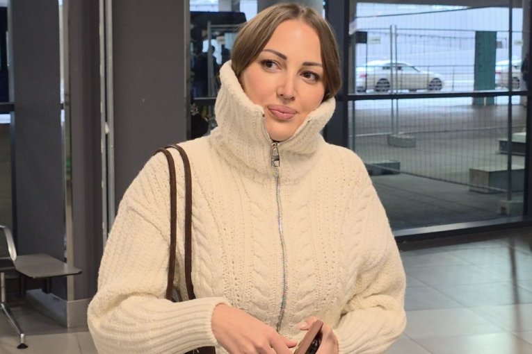 Aleksandra Prijović na aerodromu