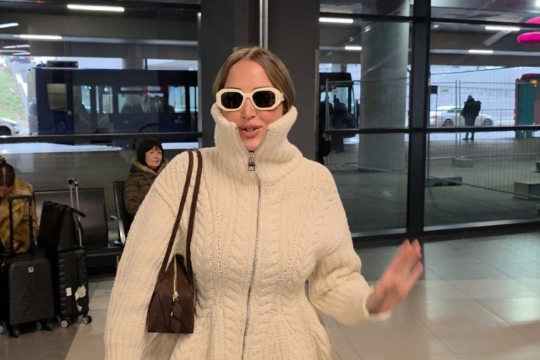 Aleksandra Prijović na aerodromu