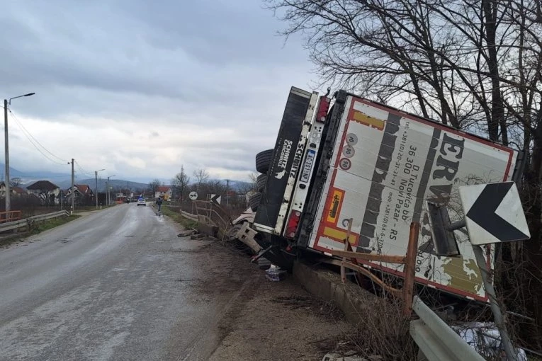 HOROR KOD OSTRUŽNICE! Auto preticao na punoj liniji, šleper sleteo sa outa da ih ne bi udario!
