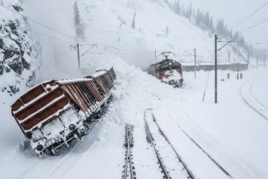 LAVINA SE SRUČILA NA VOZ PUN PUTNIKA! Nova drama u Švajcarskoj: Hitne službe na terenu, sumnja se da ima mnogo povređenih