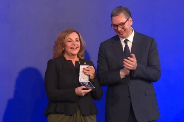 VUČIĆ ODLIKOVAO ANU BEKUTU I SNEŽANU ĐURIŠIĆ!