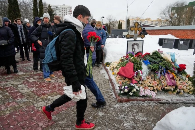 NIJE MOGLO BEZ INCIDENTA: Na obeležavanju dvogodišnjice smrti Navaljnog privedeno TROJE (FOTO)