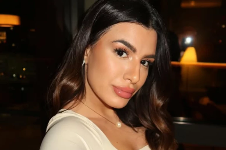 SEVNULE BUTKE U NIKAD KRAĆEM MINIĆU! Voditeljka nove "Ćirilice" zapalila naciju ovim izdanjem! VRELO!