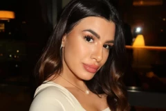 SEVNULE BUTKE U NIKAD KRAĆEM MINIĆU! Voditeljka nove "Ćirilice" zapalila naciju ovim izdanjem! VRELO!