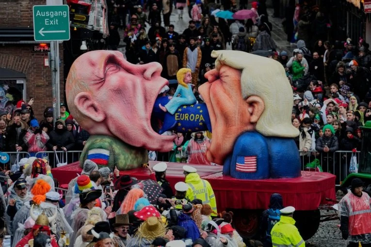 NEMCI NA KARNEVALU ISMEJALI TRAMPA I PUTINA: Pogledajte šta su napravili od njih (FOTO)