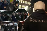 MALO IH, ALI POSTAJU SVE AGRESIVNIJI! Blokaderi ponovo prave haos u Novom Sadu! HOĆE DA UNIŠTE SVEČANU AKADEMIJU,  NASRĆU NA POLICIJU! (FOTO, VIDEO)