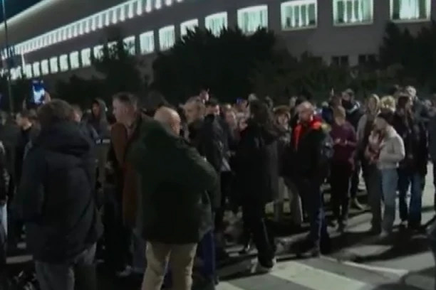 NASTAVAK SUKOBA blokadera iz studentskog pokreta iz Novog Sada i "Mladi Kula": Opšti rat i potpuni razlaz! Ili on leti napolje, ili sledi upad u prostorije!