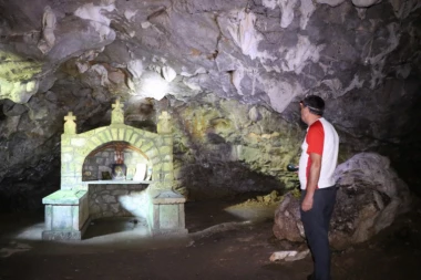 300 SRBA JE UŠLO TRAŽEĆI SPAS I NIKADA NISU IZAŠLI - TU SU OSTAVILI SVOJE KOSTI: Jedina pećina-crkva u Srbiji krije jezivu tajnu