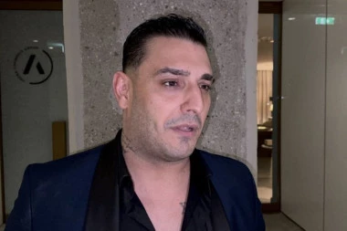 DARKO LAZIĆ KASNIO NA PROMOCIJU! Pevač stigao POSLEDNJI, pa osuo PO KOLEGINICI: JA NE DAJEM LAŽNE OSMEHE! (VIDEO)