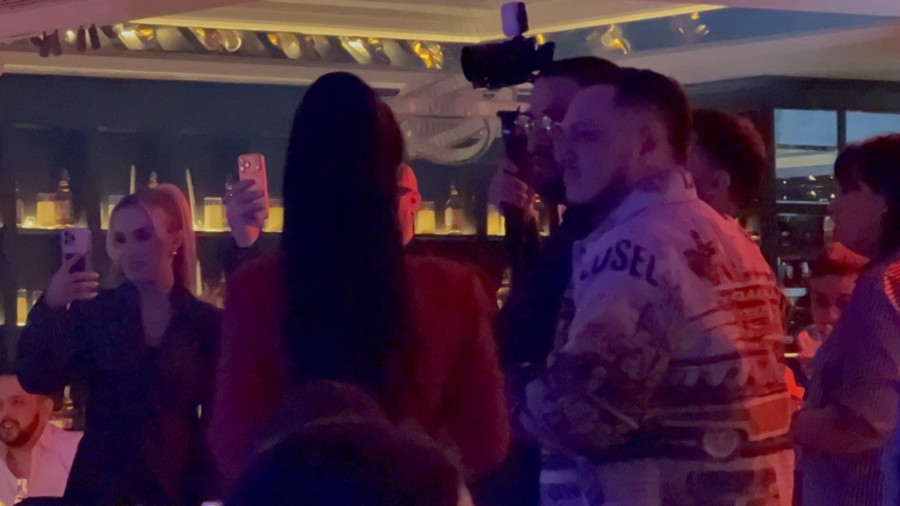 MISLIO JE DA GA KAMERE NE SNIMAJU! Pogledajte kako Gastoz razmenjuje nežnosti s novom devojkom! (VIDEO)