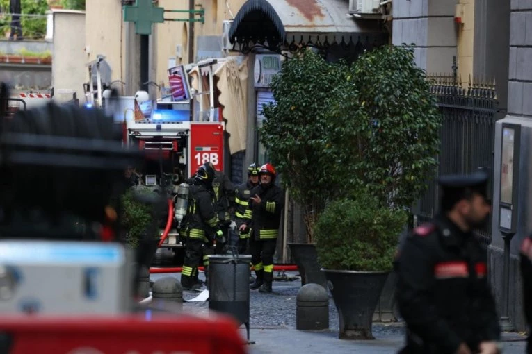 VATRENA STIHIJA STAVLJENA POD KONTROLU! Ugašen požar u ČUVENOM pozorištu, nekoliko osoba POVREĐENO, 60 EVAKUISANO (FOTO)