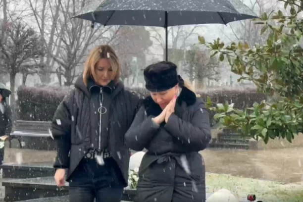 GROBLJEM ODZVANJA PLAČ ŠABANOVE UDOVICE: Goca Šaulić se SLOMILA na pomenu, potresna scena kida dušu! (VIDEO)