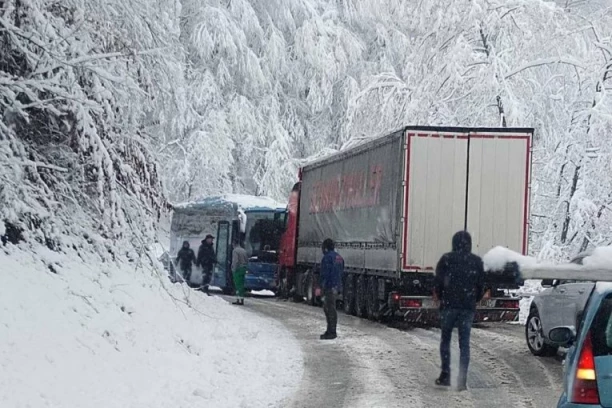 HAVARIJA ŠIROM SRBIJE!  Sudar autobusa i kamiona kod Kadinjače, kod Topole se preprečio šleper: Snežne padavine izazvale kolaps, sve  stoji
