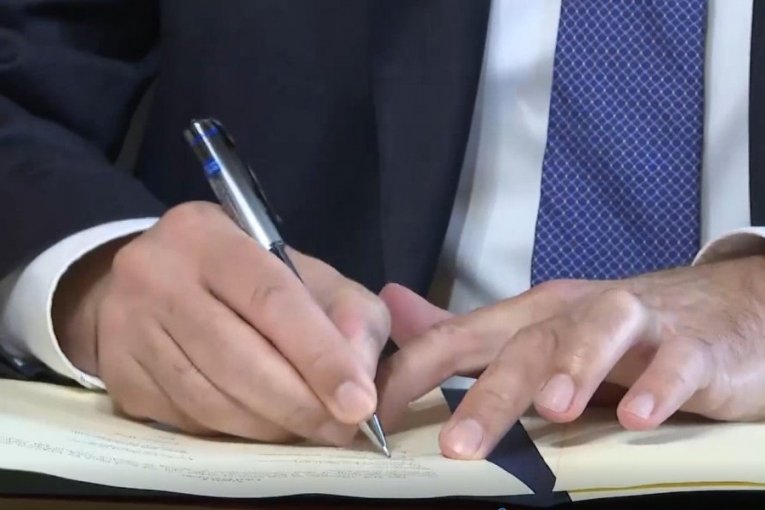 Važan dan i važan potpis