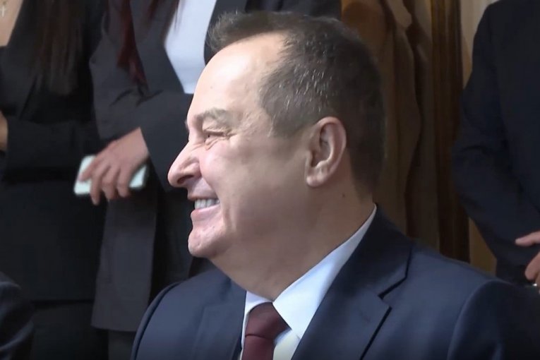 Važan dan i važan potpis