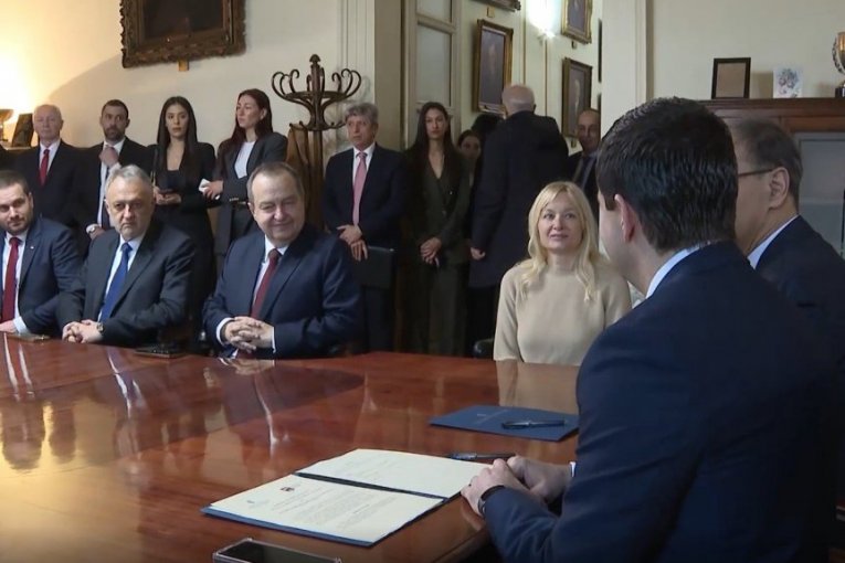 Važan dan i važan potpis