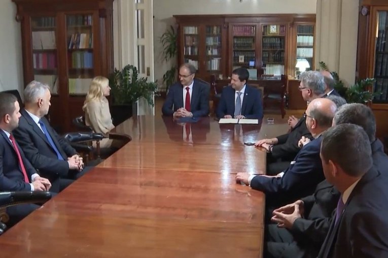 Važan dan i važan potpis