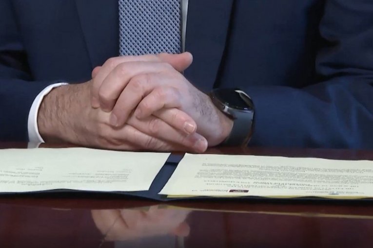 Važan dan i važan potpis