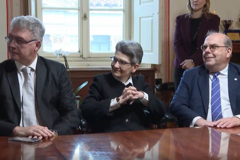 Važan dan i važan potpis