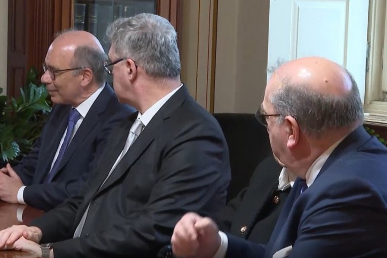 Važan dan i važan potpis