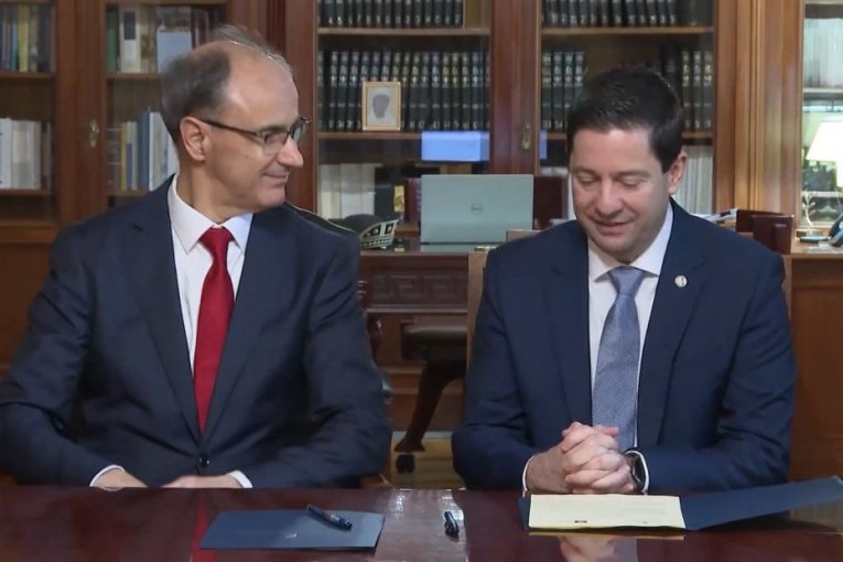 Važan dan i važan potpis