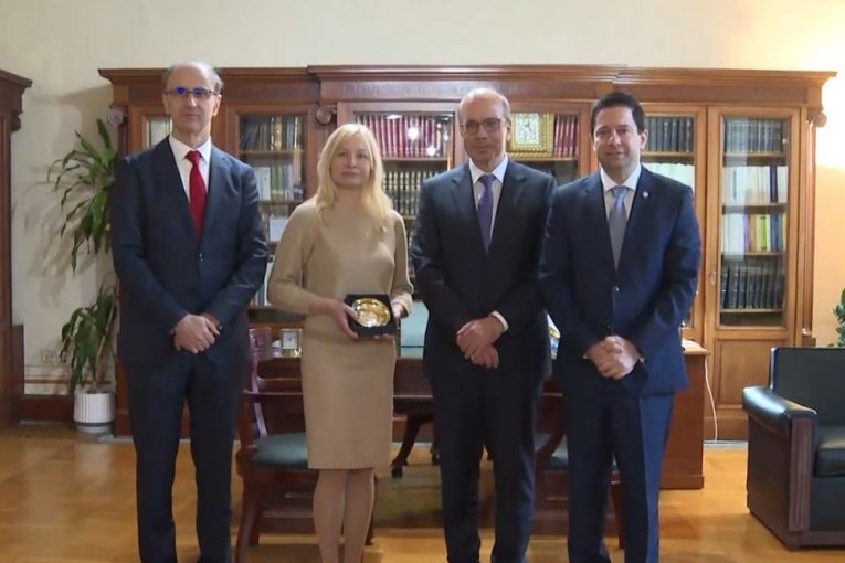 Važan dan i važan potpis