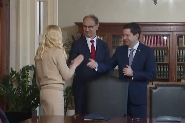 Važan dan i važan potpis