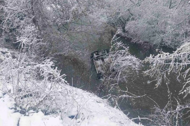 UŽAS KOD BIJELOG POLJA! Četiri žene automobilom sletele u reku!