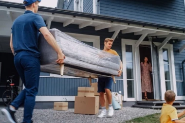 Kupili su POLOVAN KAUČ, a iz njega se čulo zveckanje: Kada su ga otvorili, usledio je šok - svemu su se nadali, osim tome! (VIDEO)