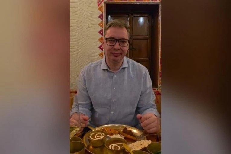 "LJUTA HRANA, A JA SE PRAVIM DA MI NIJE NIŠTA!" Vučić se oglasio iz Indije - ovo mu je posluženo za večeru! (VIDEO)