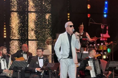 SKANDAL NA NASTUPU SAŠE MATIĆA! Član benda KRADE BAKŠIŠ IZ RUKU PEVAČA, kamera sve snimila! (VIDEO)