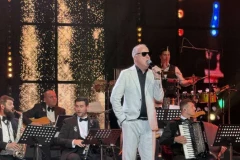 SKANDAL NA NASTUPU SAŠE MATIĆA! Član benda KRADE BAKŠIŠ IZ RUKU PEVAČA, kamera sve snimila! (VIDEO)