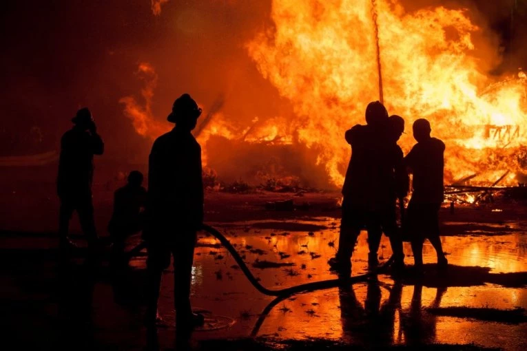 STRAVIČNA TRAGEDIJA: Petoro srednjoškolaca IZGORELO na krovu zgrade! Nisu imali gde da pobegnu, dim ih ugušio u skladištu! VATROGASCI ZATEKLI UŽAS! (VIDEO)