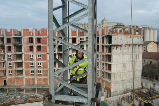 RADOVAN RADI POSAO KOJI RETKO KO U SRBIJI SME! Malo ko se odlučuje za ovo, ali on je uvek "na visini zadatka"! (FOTO)