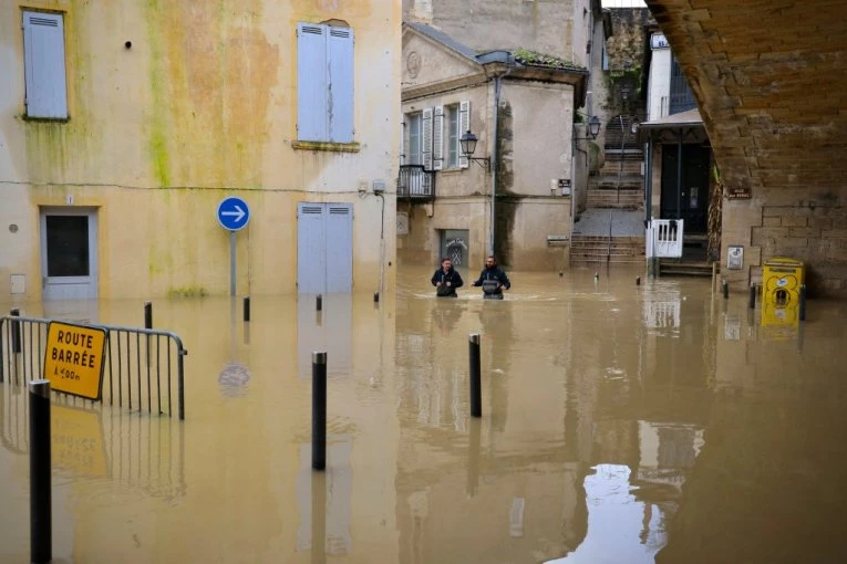 VANREDNO STANJE NA ZAPADU FRANCUSKE! Istorijski vodostaji, opštine pod vodom, NOVE PADAVINE prete već potopljenim oblastima!(VIDEO)