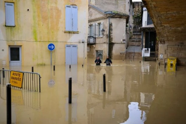 VANREDNO STANJE NA ZAPADU FRANCUSKE! Istorijski vodostaji, opštine pod vodom, NOVE PADAVINE prete već potopljenim oblastima!(VIDEO)