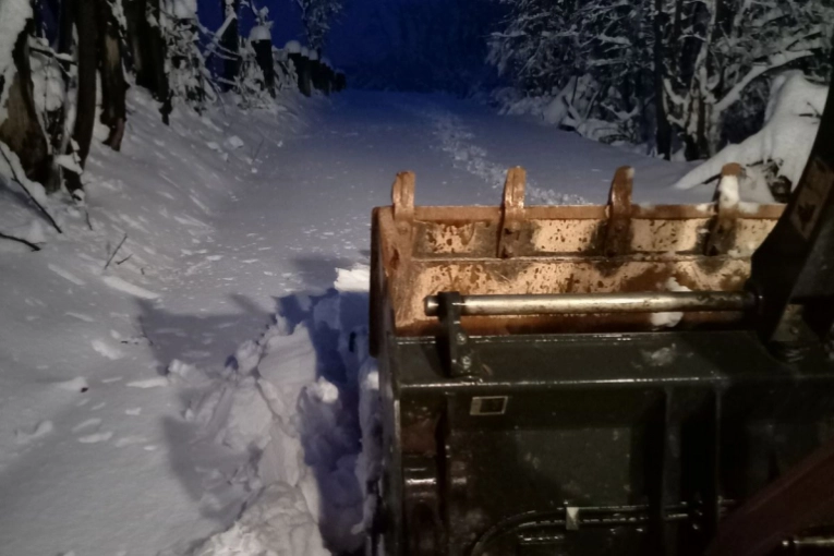 ZAPAD SRBIJE OKOVAN SNEGOM: Ekipe danonoćno na terenu, havarija na električnoj mreži - ove scene ZABRINJAVAJU (FOTO)