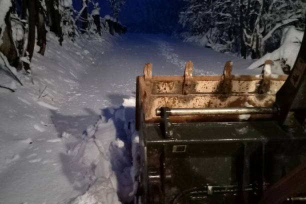 ZAPAD SRBIJE OKOVAN SNEGOM: Ekipe danonoćno na terenu, havarija na električnoj mreži - ove scene ZABRINJAVAJU (FOTO)