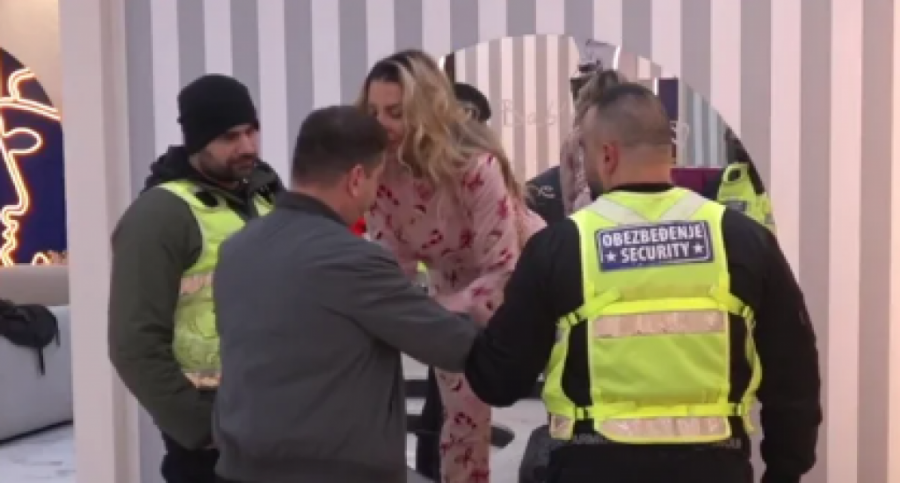 DA SE NAJEŽIŠ - OBEZBEĐENJE JEDVA OBUZDALO POBESNELU ANELI: Ukućani prisustvovali stravičnim scenama, kako se ovo dogodilo?!