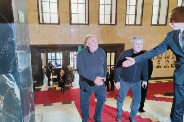 I ON JE DOŠAO NA KOMEMORACIJU JEČMENICI: Legendarni Boba Živojinović van sebe od tuge u Novom Sadu! (FOTO)