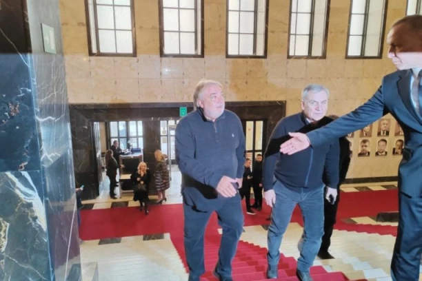 I ON JE DOŠAO NA KOMEMORACIJU JEČMENICI: Legendarni Boba Živojinović van sebe od tuge u Novom Sadu! (FOTO)