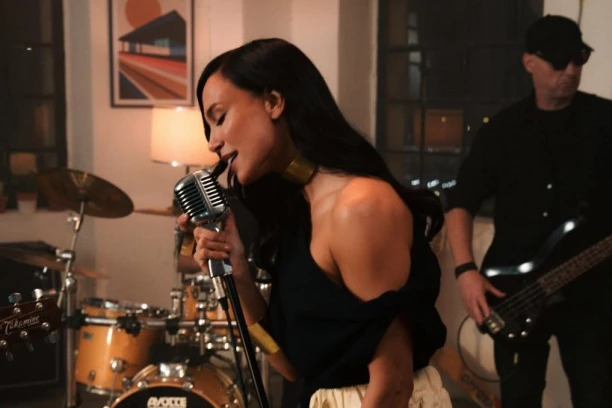 TRUDNA EDITA POKAZALA ULTRAZVUK NASMEJANE BEBE! Prvi snimak deteta iz stomaka pevačice! (FOTO)