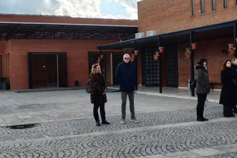 LEGENDA SRPSKE KOŠARKE NA SAHRANI JEČMENICE: Veliki Danilović došao da se pozdravi od tragično stradale Tatjane! (FOTO)