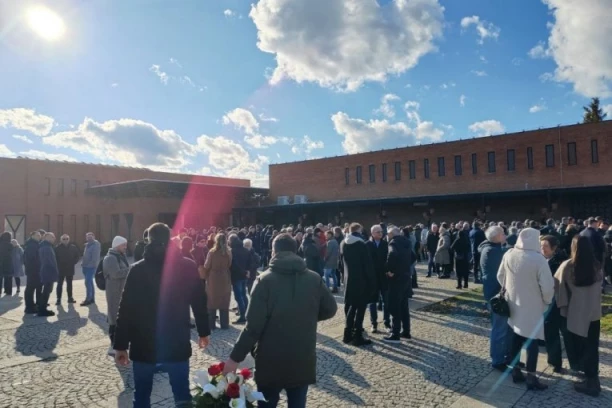 TAMBURAŠI ISPRATILI JEČMENICU NA VEČNI POČINAK: Ova pesma svirala je na sahrani tragično poginule Tatjane! (FOTO)