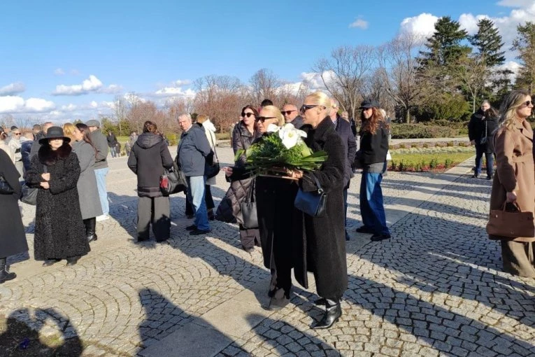 NATAŠA BEKVALAC SKRHANA OD BOLA: Čuvena pevačica na sahrani Tatjane Ječmenice - BAŠ POTRESNO! (FOTO)