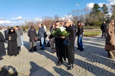 NATAŠA BEKVALAC SKRHANA OD BOLA: Čuvena pevačica na sahrani Tatjane Ječmenice - BAŠ POTRESNO! (FOTO)