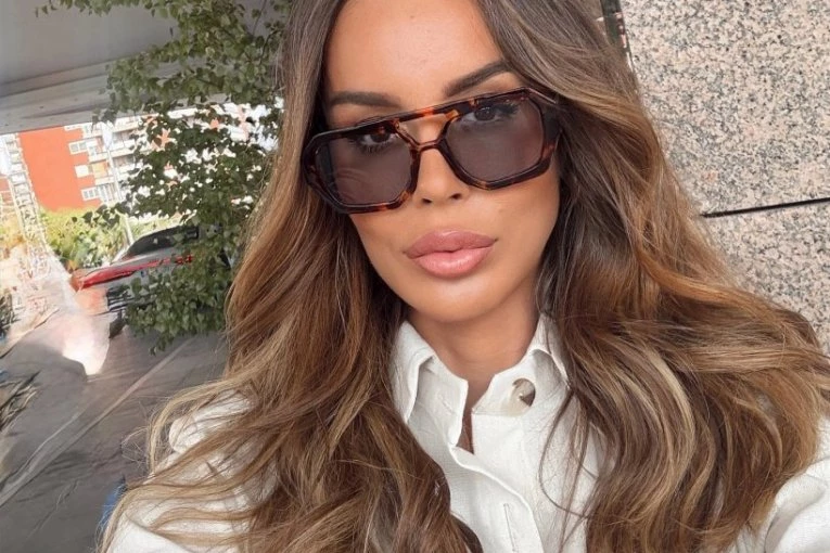 KUMA ACE KOSA KO OD MAJKE ROĐENA! Procurio intimni snimak influenserke iz tuš-kabine! (VIDEO)