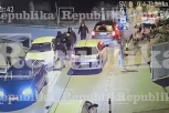 UZNEMIRUJUĆI SNIMAK! Pogledajte kako desetorica muškaraca brutalno prebijaju tinejdžera u Humskoj! MONSTRUOZNO NASILJE NA ULICI (VIDEO)
