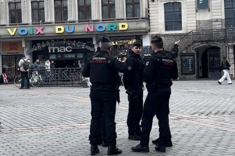 FRANCUZI SE NAORUŽALI DO ZUBA ZA DELIJE: Šta to nose policajci u Lilu dok čekaju Zvezdine navijače (VIDEO)